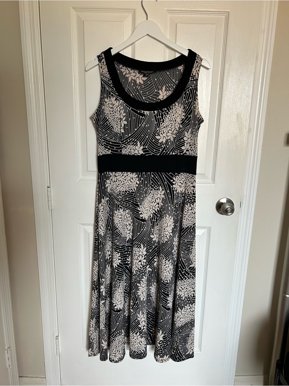 Sleeveless Black and White Patterned Midi Dress with Defined Waist